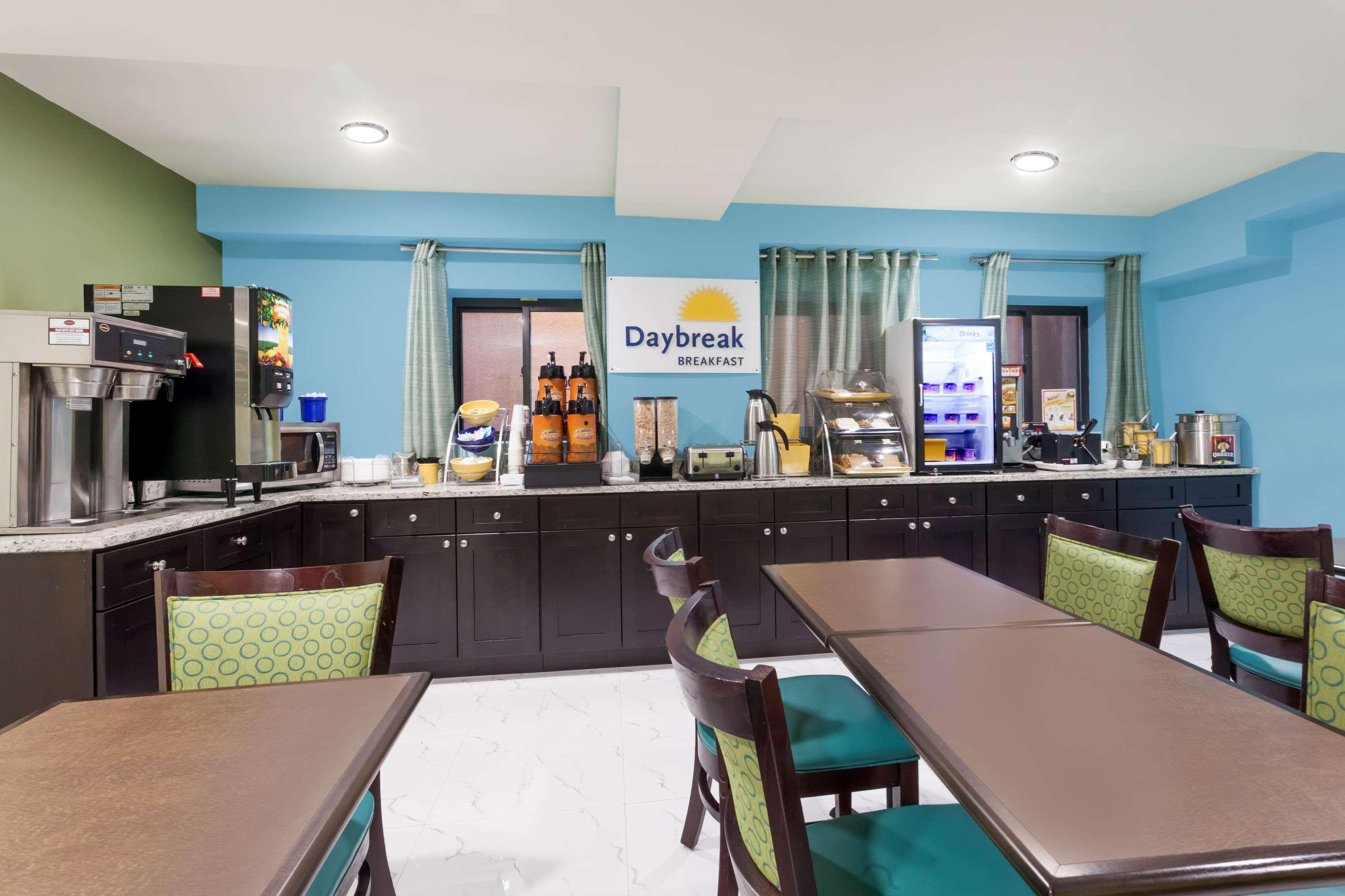 Days Inn & Suites By Wyndham Jamaica Jfk Airport New York Exterior photo